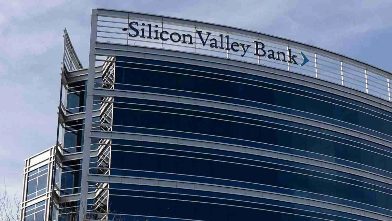 Cette photo représente le logo de la Silicon Valley Bank, une banque spécialisée dans le financement des entreprises technologiques et innovantes. Le logo est composé de deux cercles imbriqués l'un dans l'autre, l'un bleu foncé et l'autre vert, avec le nom de la banque en lettres blanches. La combinaison de couleurs et la simplicité du design reflètent la modernité et l'innovation que la banque cherche à incarner.