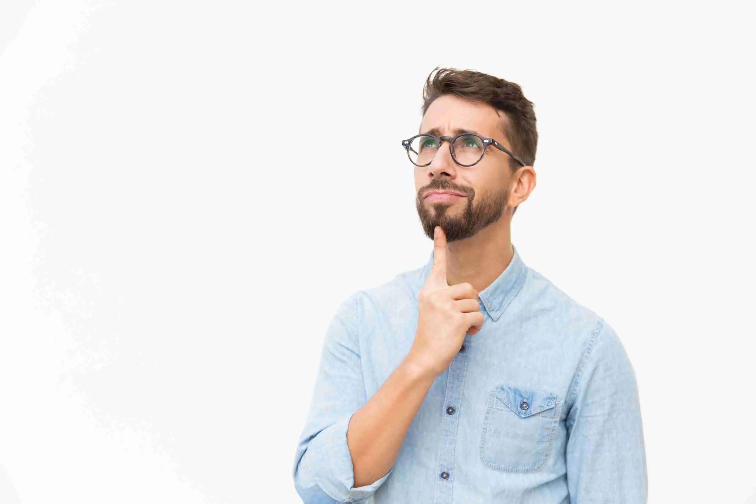 Homme pensif sur solutions téléphonie IP et web par NUAWEB, agence au Québec.