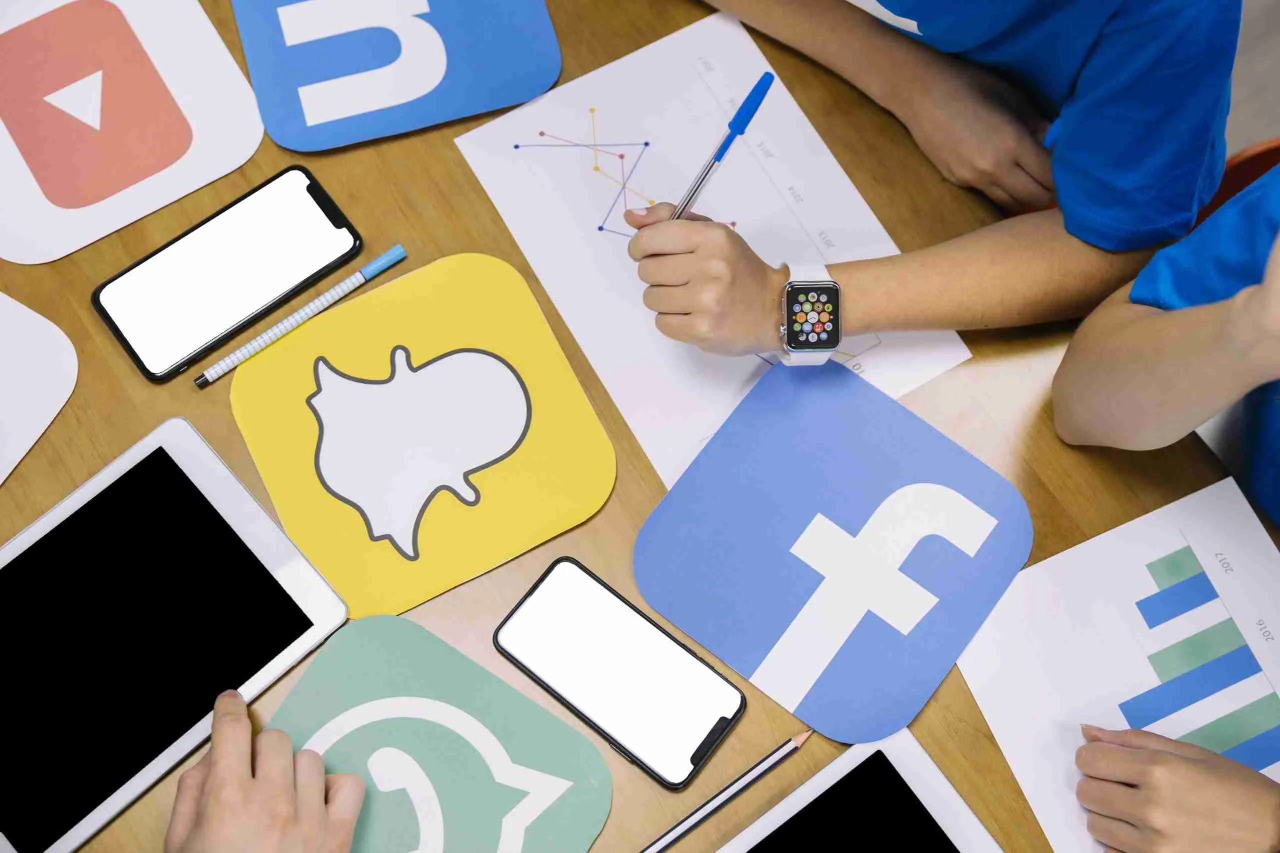 close-up-hand-analyzing-instagram-application-graph Stratégie marketing Facebook avec landing page optimisée par NUAWEB pour augmenter les ventes au Québec.