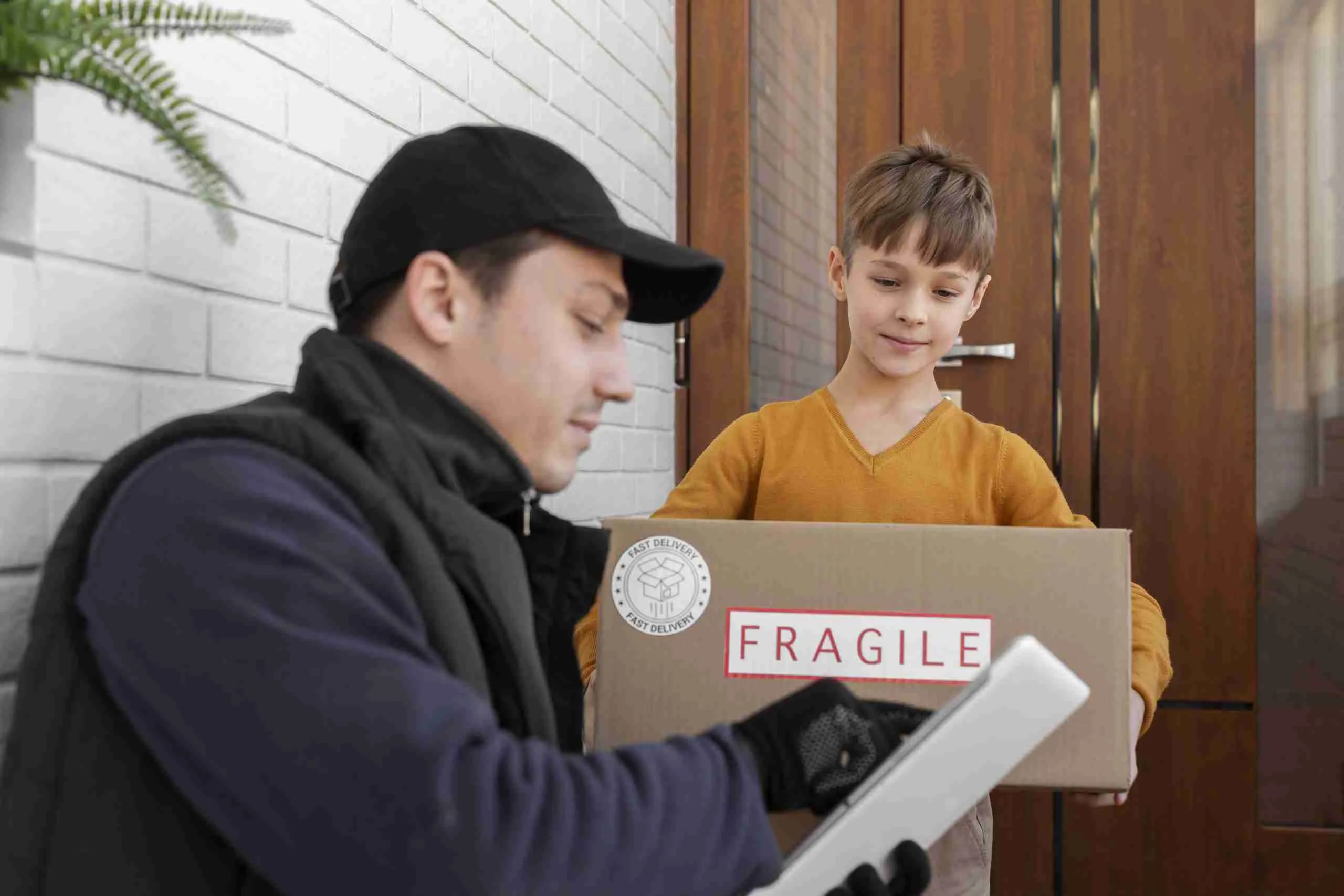 Livreur remettant un colis fragile à un enfant, stratégie logistique e-commerce NUAWEB Québec