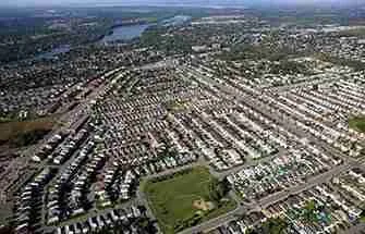 Vue panoramique sur la rivière des Mille-Îles à Laval au coucher du soleil, une source d'inspiration pour la création de site web