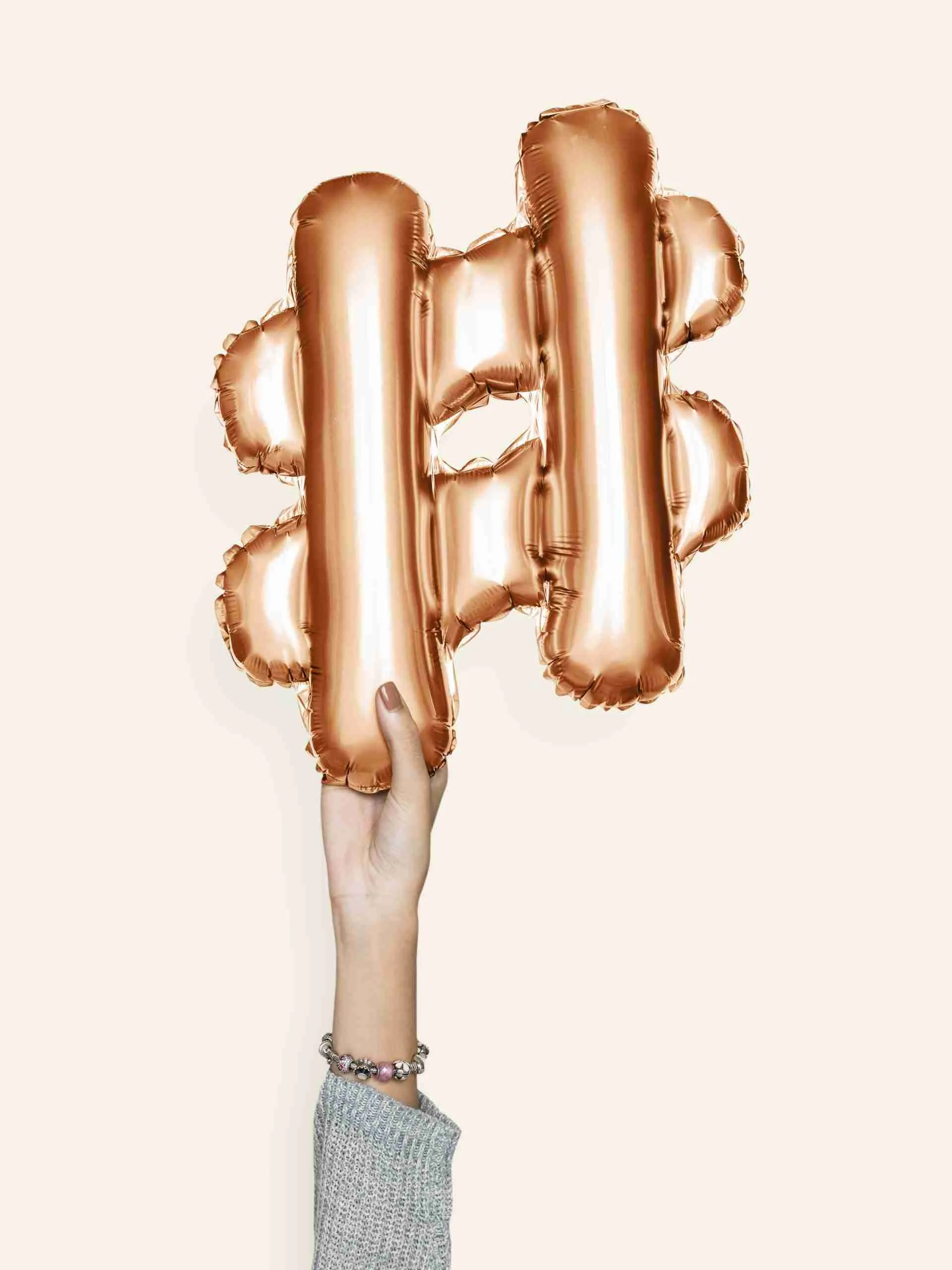 Hand holding balloon symbol hashtag # Hashtag marketing pour entreprises au Québec, stratégie NUAWEB, téléphonie IP et e-commerce